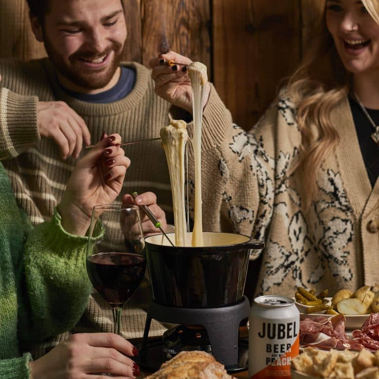 Cover Image for Savour the Slopes with Après-Ski Specials at The Oaks